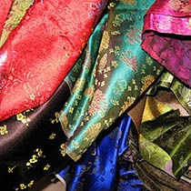 Шелковые ткани для роскошных штор в гостиной и спальне